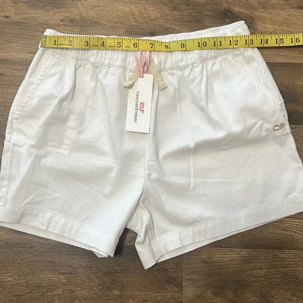 Vineyard Vines white pull on shorts size large 14